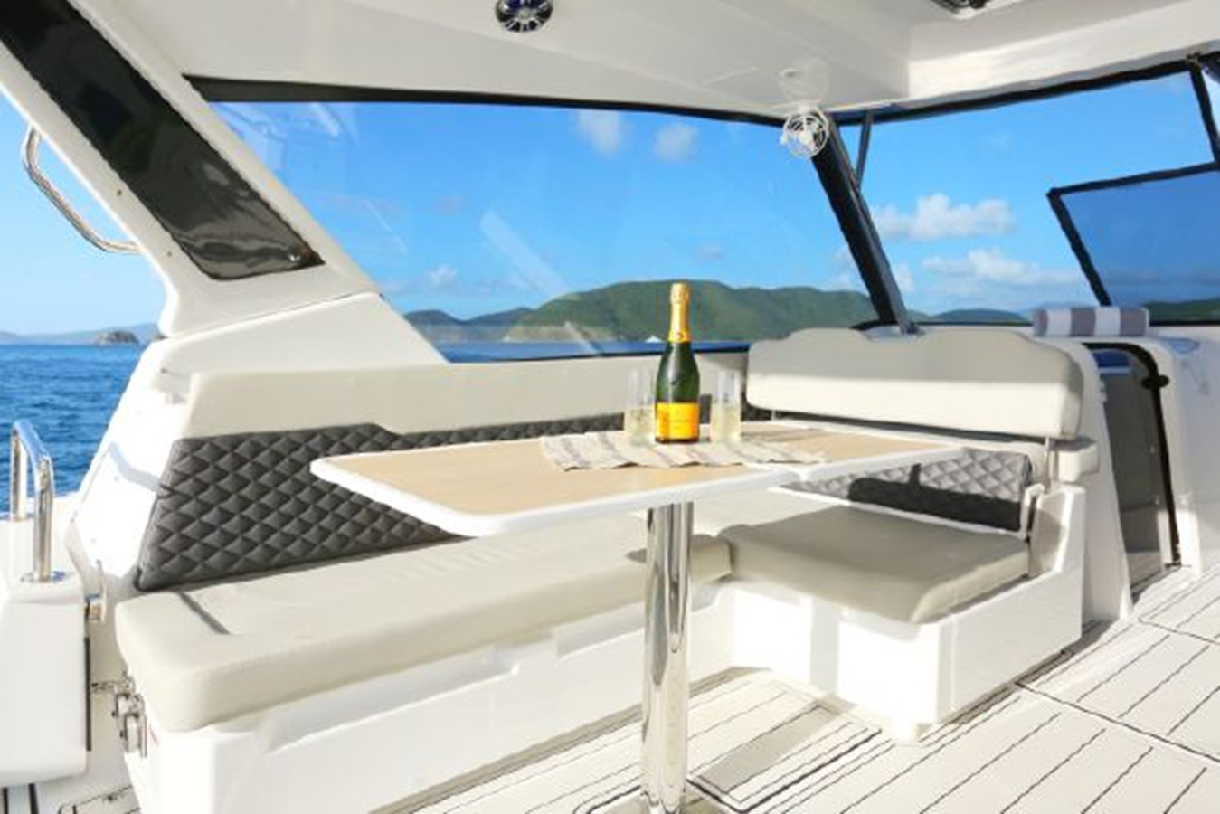 https://arconyachts.ams3.digitaloceanspaces.com/171817/conversions/large_3940093-optimize.jpg