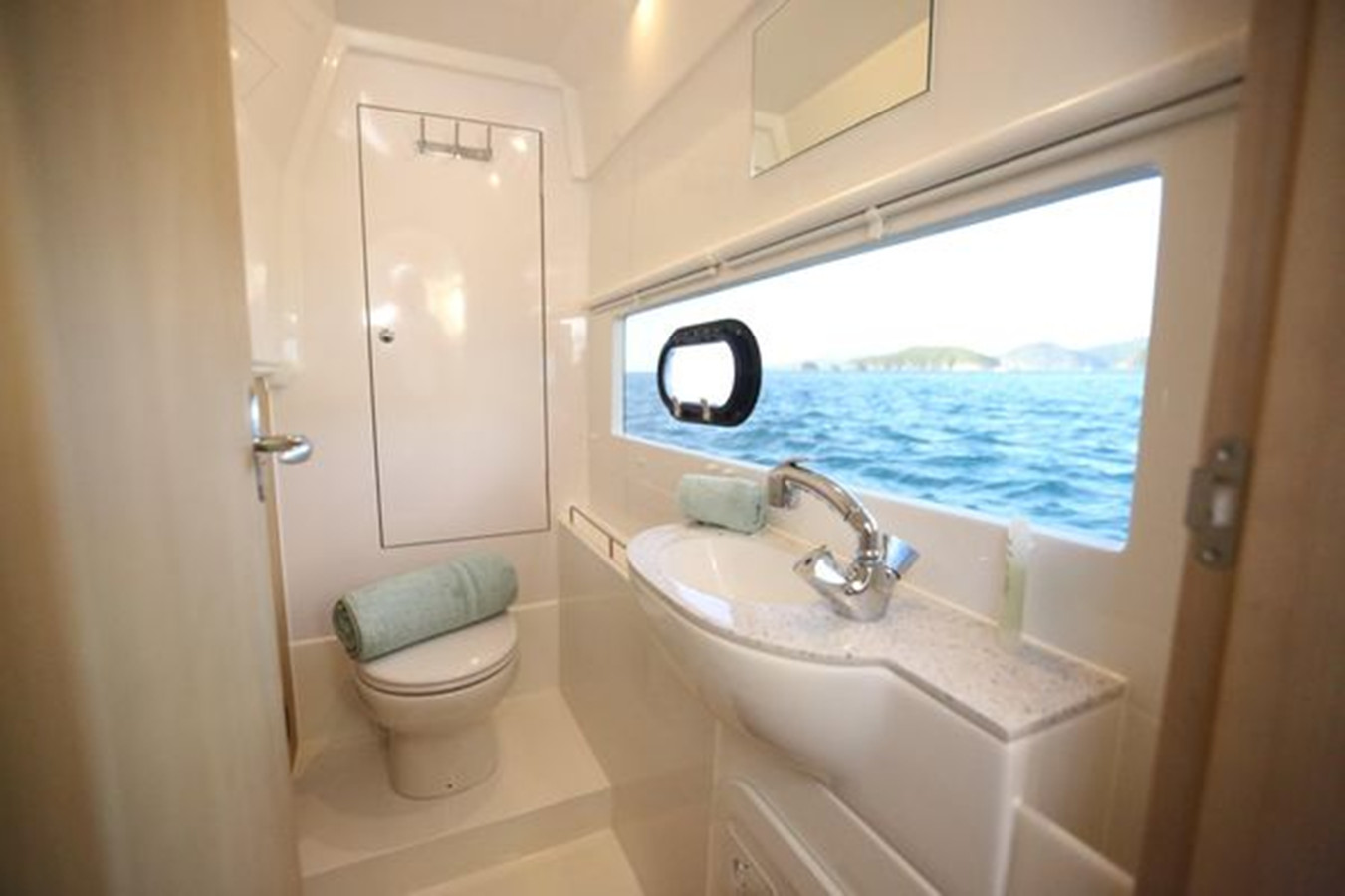 https://arconyachts.ams3.digitaloceanspaces.com/171823/conversions/large_3940095-optimize.jpg