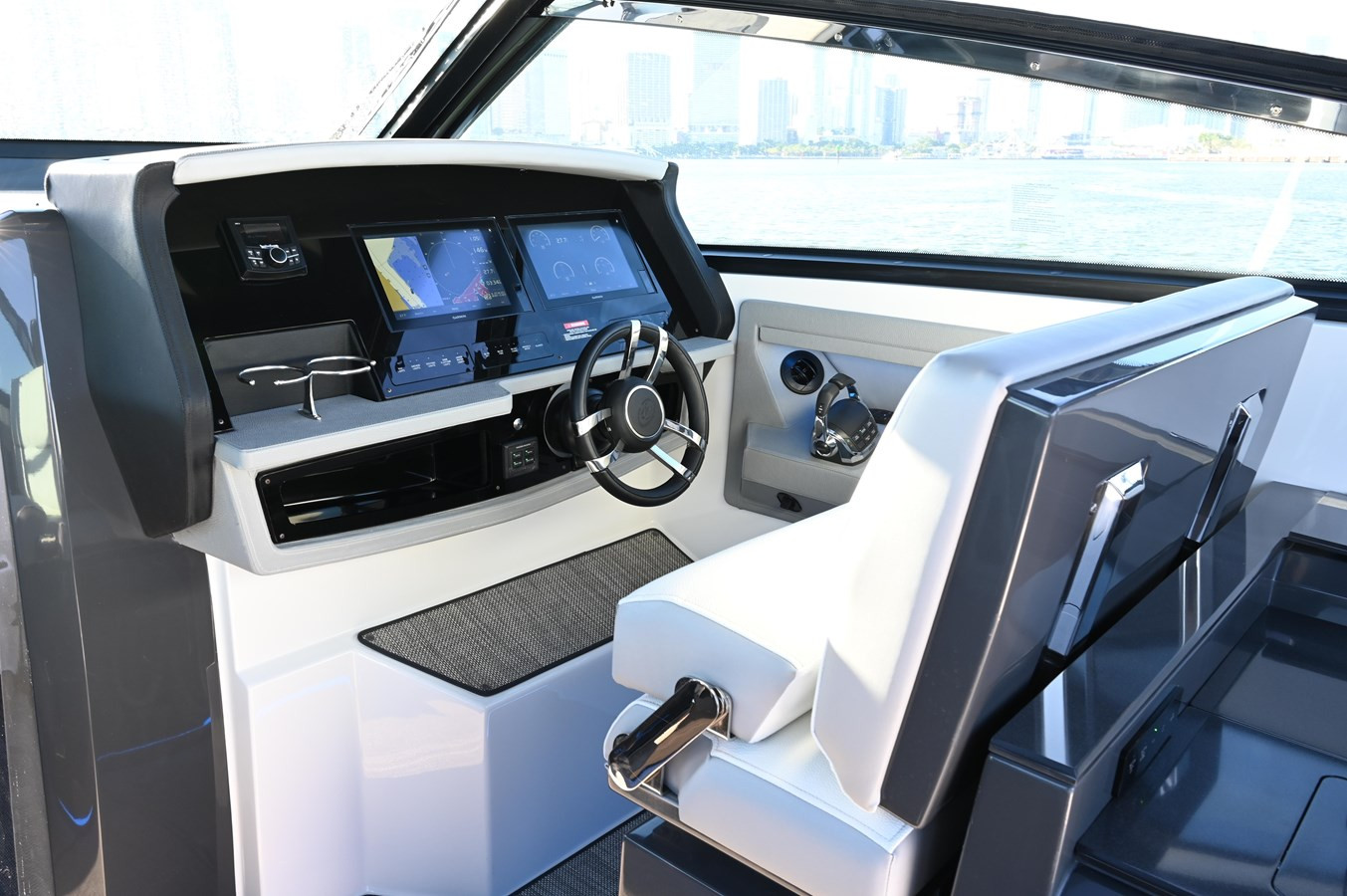 https://arconyachts.ams3.digitaloceanspaces.com/171832/conversions/large_3947142-optimize.jpg
