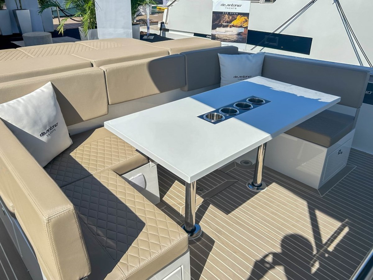 https://arconyachts.ams3.digitaloceanspaces.com/171942/conversions/large_4133932-optimize.jpg