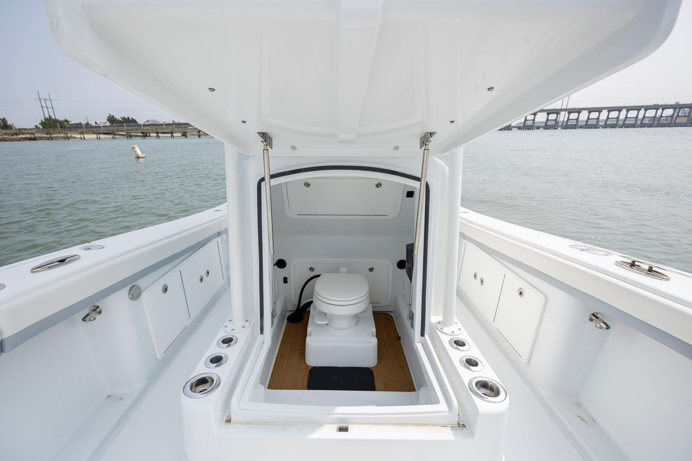 https://arconyachts.ams3.digitaloceanspaces.com/171946/conversions/large_4105726-optimize.jpg