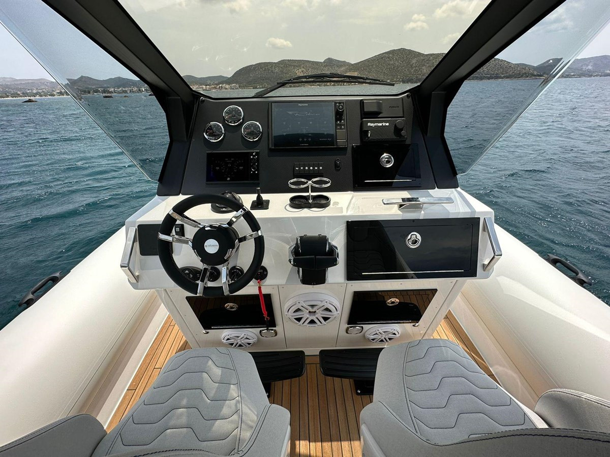 https://arconyachts.ams3.digitaloceanspaces.com/171965/conversions/large_4183881-optimize.jpg