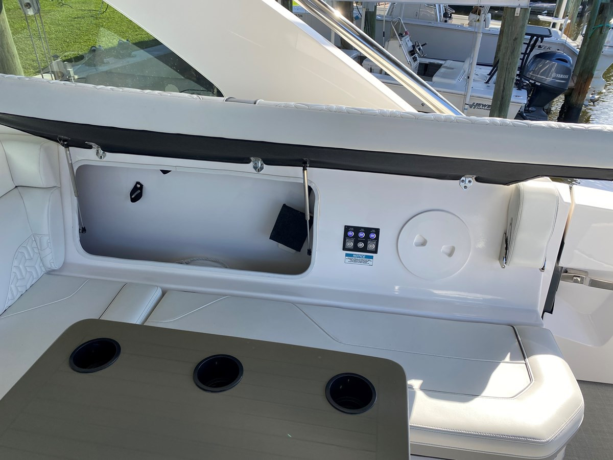 https://arconyachts.ams3.digitaloceanspaces.com/171981/conversions/large_4207220-optimize.jpg