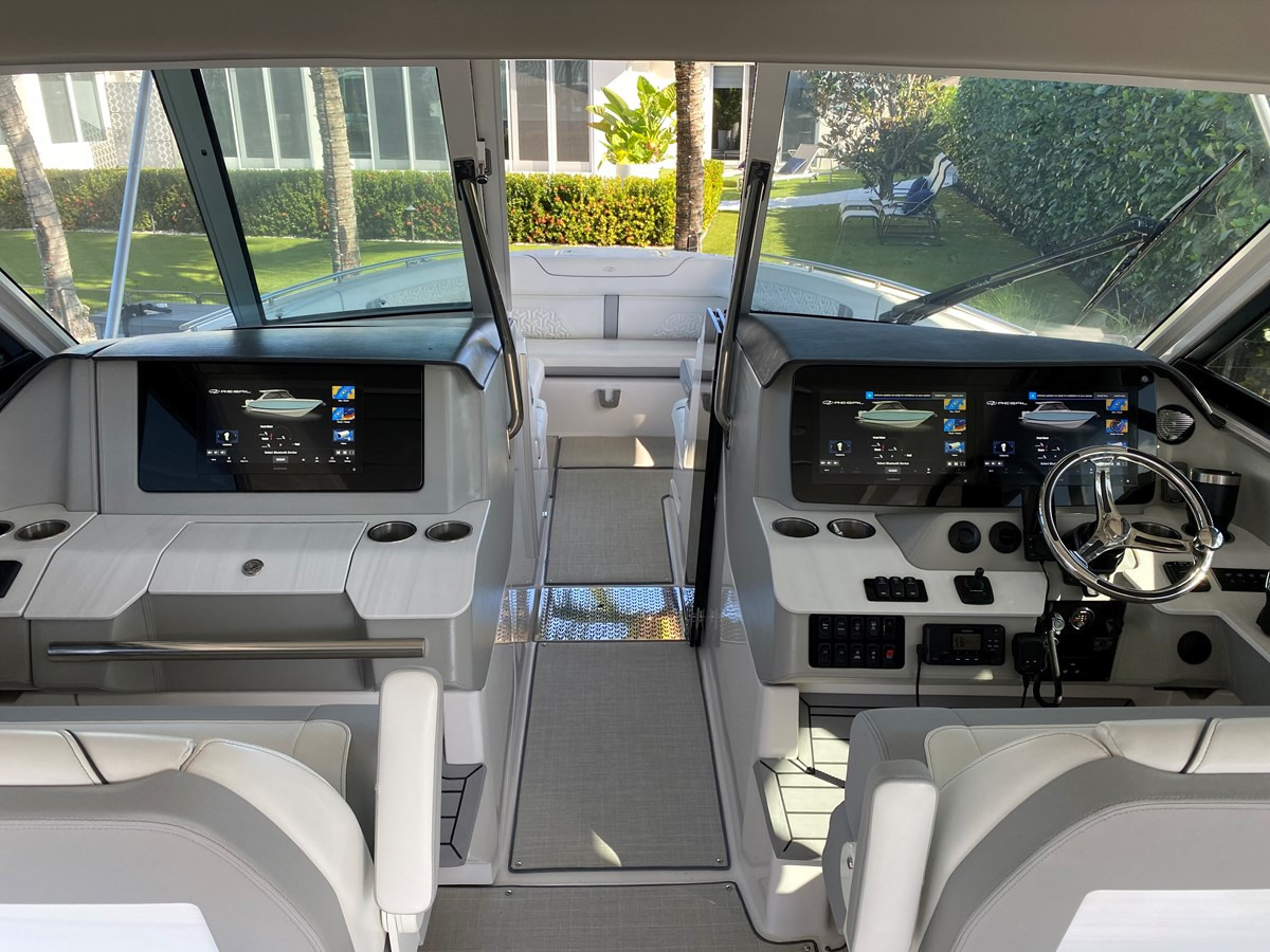 https://arconyachts.ams3.digitaloceanspaces.com/171992/conversions/large_4207225-optimize.jpg