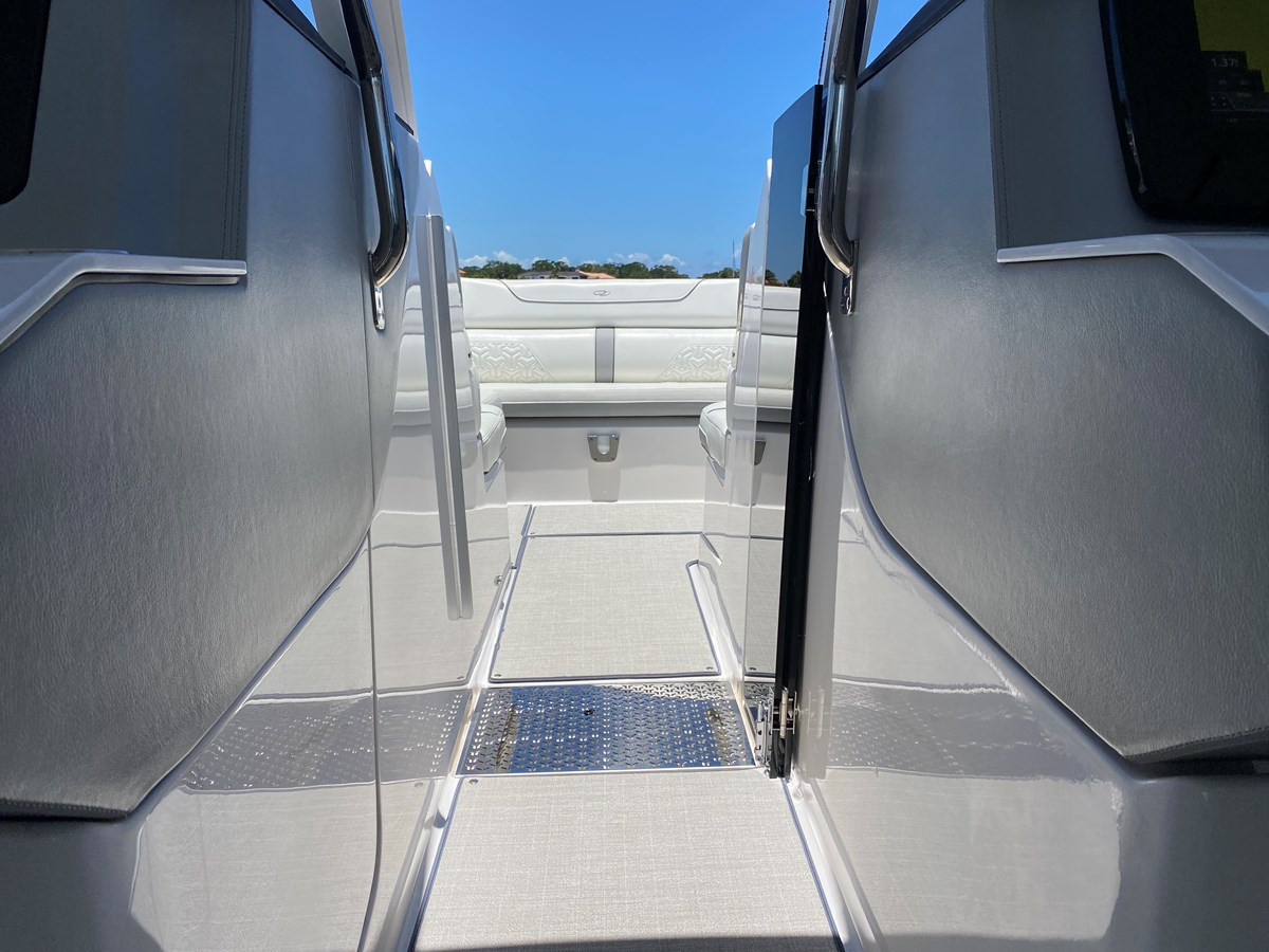 https://arconyachts.ams3.digitaloceanspaces.com/172032/conversions/large_4207239-optimize.jpg