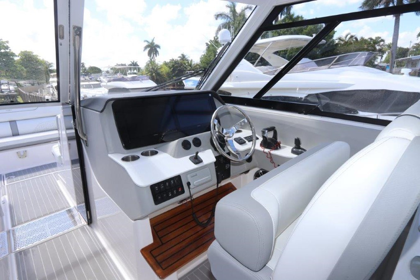 https://arconyachts.ams3.digitaloceanspaces.com/172096/conversions/large_4251915-optimize.jpg