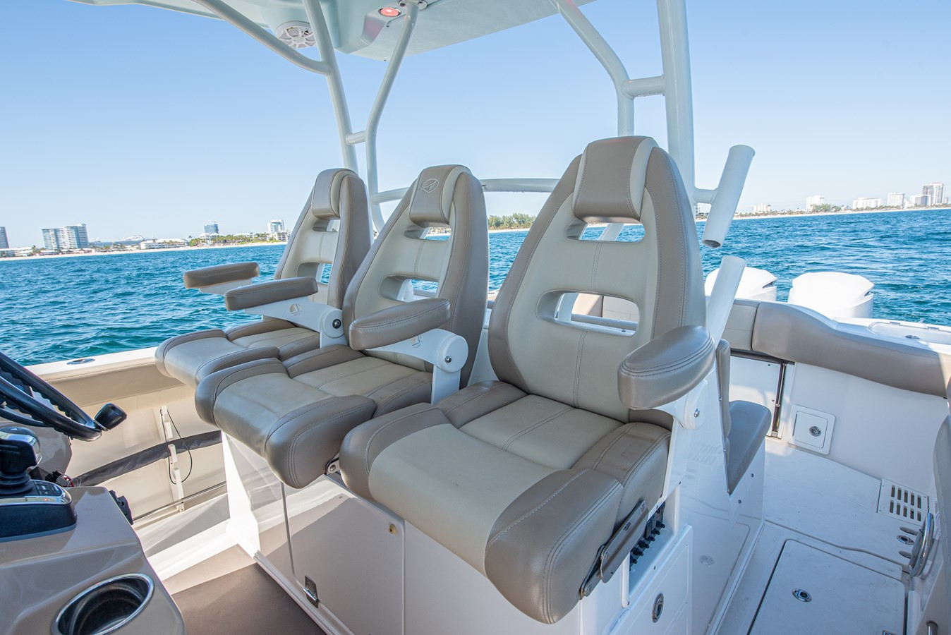 https://arconyachts.ams3.digitaloceanspaces.com/172251/conversions/large_4470874-optimize.jpg