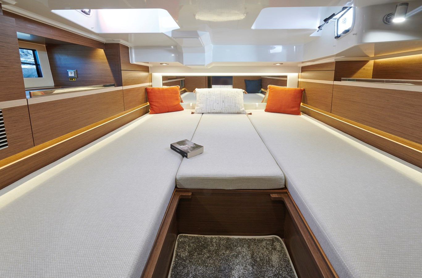 https://arconyachts.ams3.digitaloceanspaces.com/172823/conversions/large_4682069-optimize.jpg