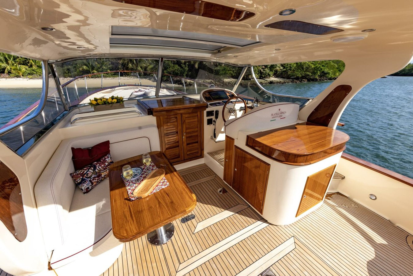https://arconyachts.ams3.digitaloceanspaces.com/172967/conversions/large_4598278-optimize.jpg
