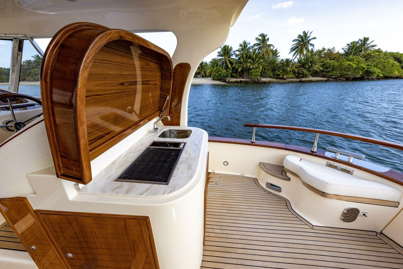 https://arconyachts.ams3.digitaloceanspaces.com/172969/conversions/large_4598279-optimize.jpg