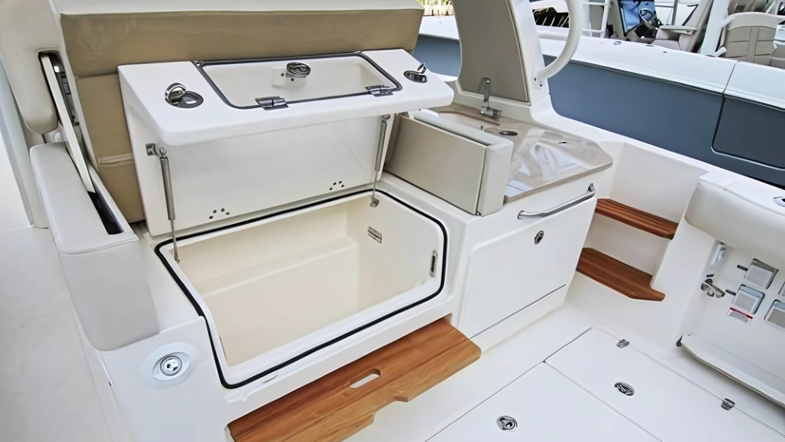 https://arconyachts.ams3.digitaloceanspaces.com/173118/conversions/large_4495070-optimize.jpg