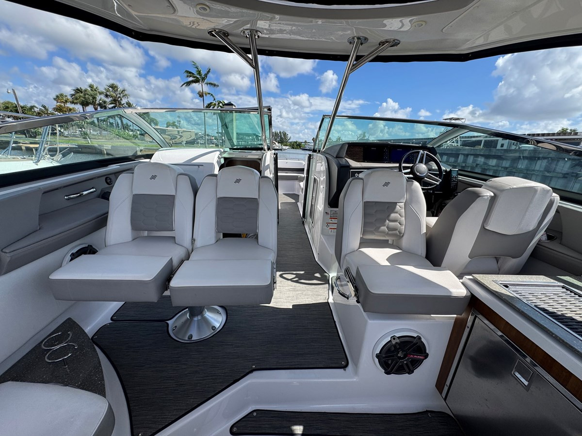 https://arconyachts.ams3.digitaloceanspaces.com/173526/conversions/large_4699088-optimize.jpg