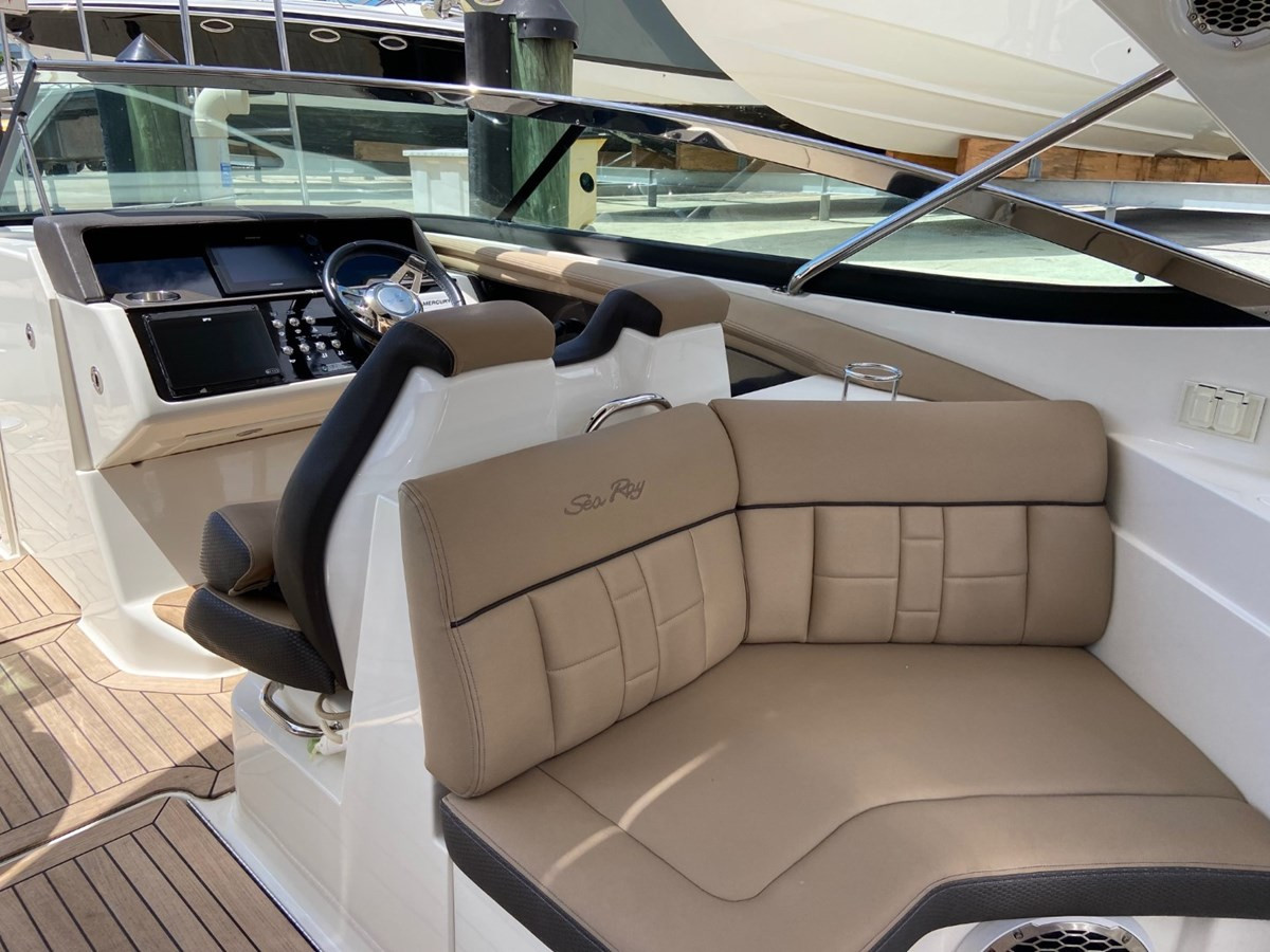 https://arconyachts.ams3.digitaloceanspaces.com/173549/conversions/large_4290709-optimize.jpg