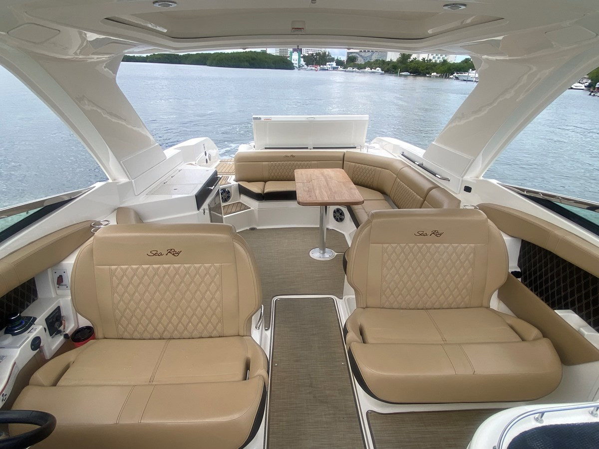 https://arconyachts.ams3.digitaloceanspaces.com/174060/conversions/large_4006742-optimize.jpg