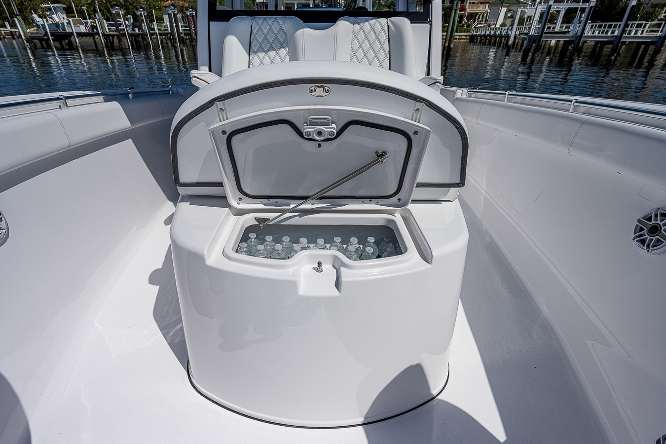 https://arconyachts.ams3.digitaloceanspaces.com/174127/conversions/large_4156960-optimize.jpg
