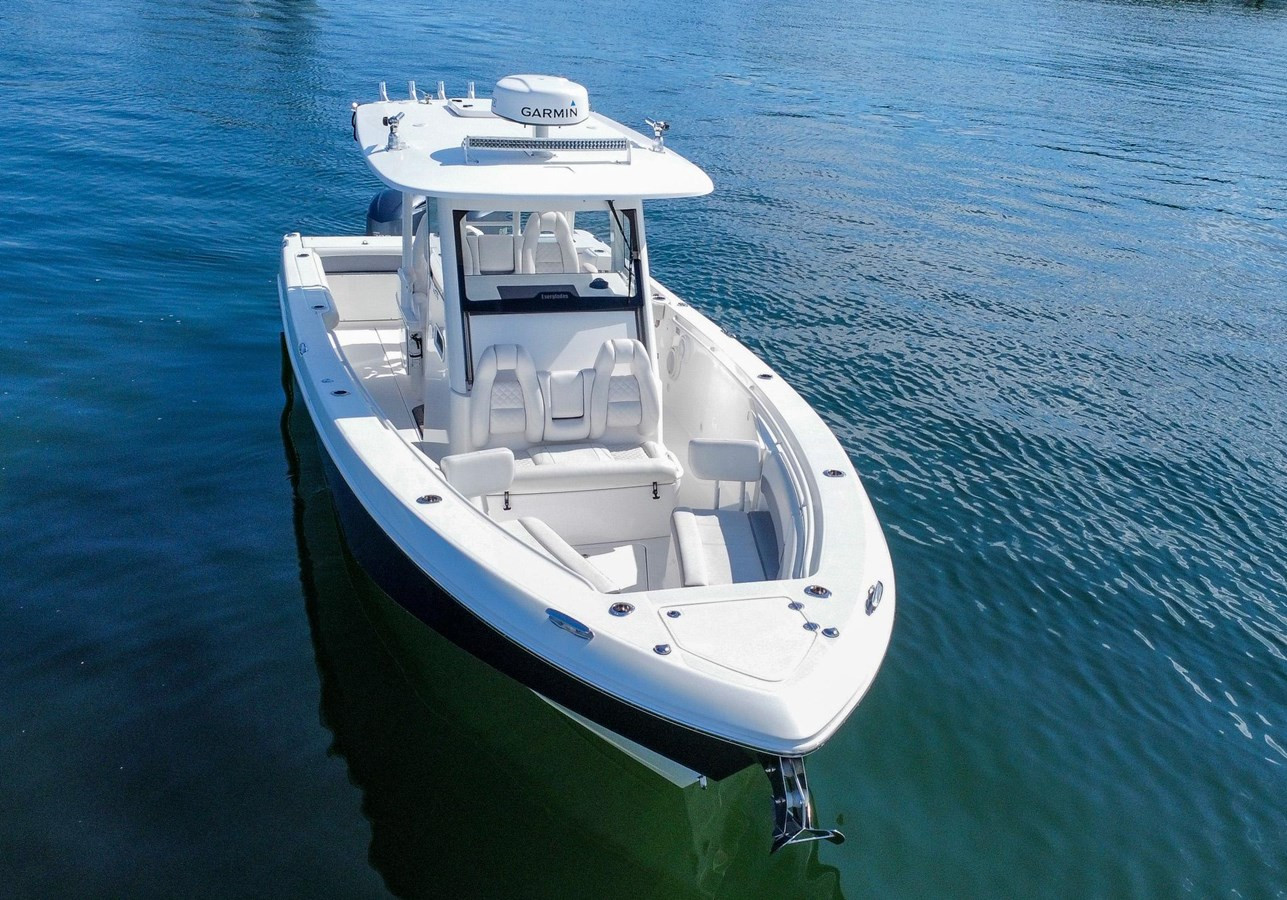 https://arconyachts.ams3.digitaloceanspaces.com/175221/conversions/large_4242062-optimize.jpg