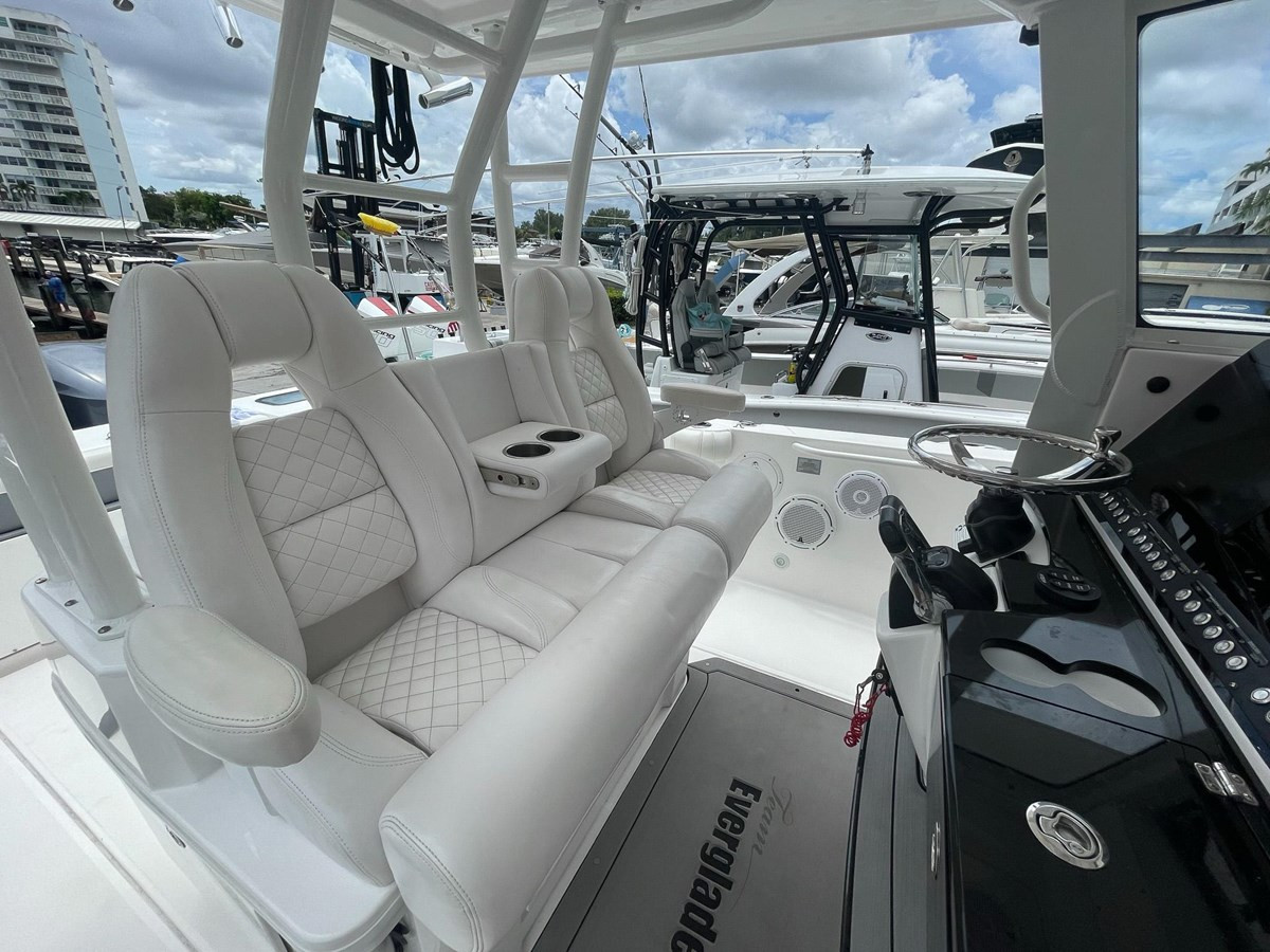 https://arconyachts.ams3.digitaloceanspaces.com/175244/conversions/large_4242069-optimize.jpg