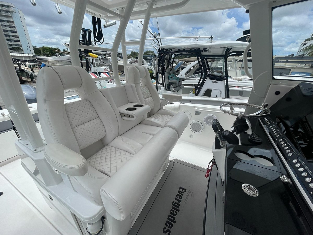https://arconyachts.ams3.digitaloceanspaces.com/175247/conversions/large_4242070-optimize.jpg