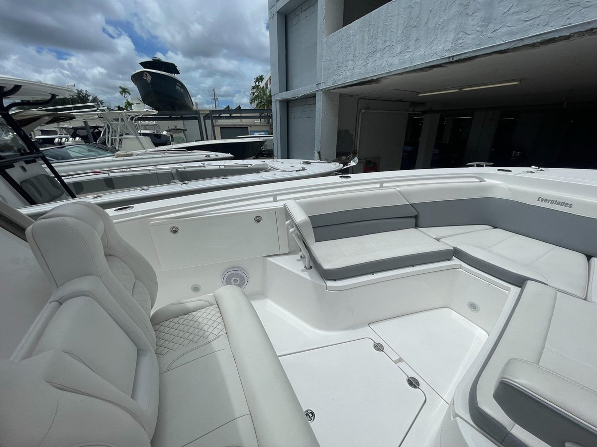 https://arconyachts.ams3.digitaloceanspaces.com/175267/conversions/large_4242078-optimize.jpg