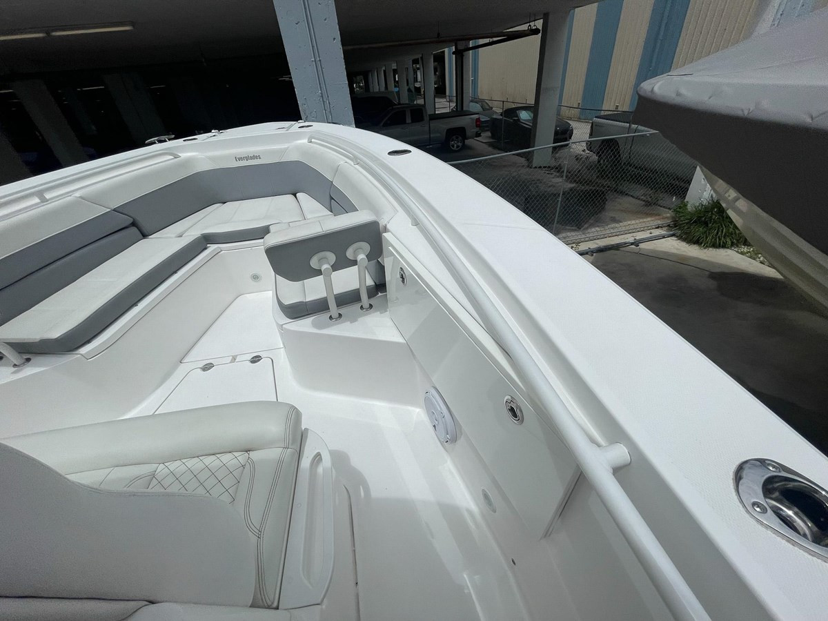 https://arconyachts.ams3.digitaloceanspaces.com/175269/conversions/large_4242079-optimize.jpg