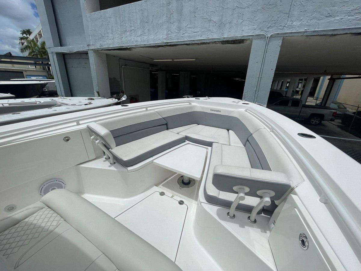 https://arconyachts.ams3.digitaloceanspaces.com/175271/conversions/large_4242080-optimize.jpg
