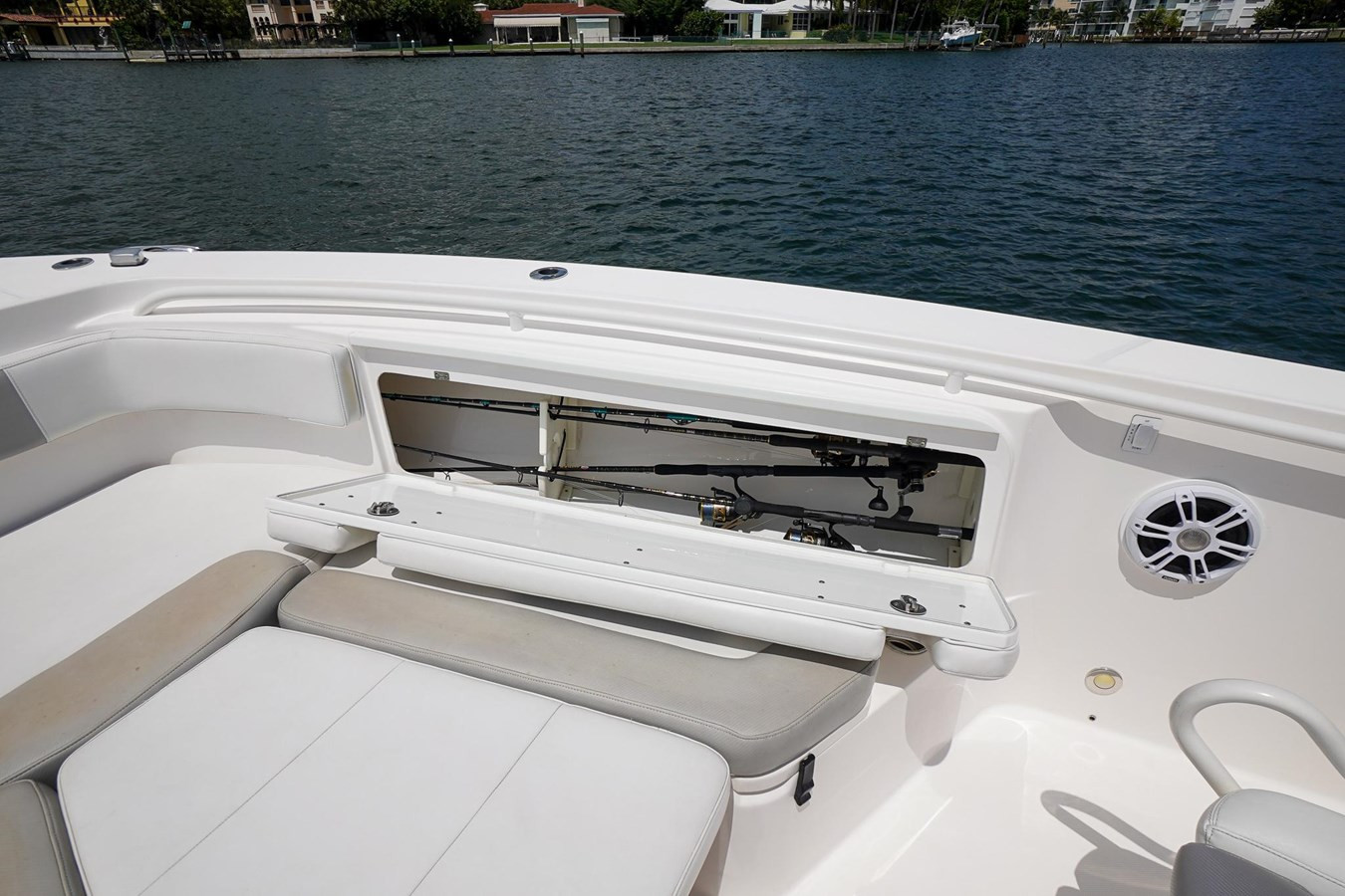 https://arconyachts.ams3.digitaloceanspaces.com/175303/conversions/large_4242256-optimize.jpg