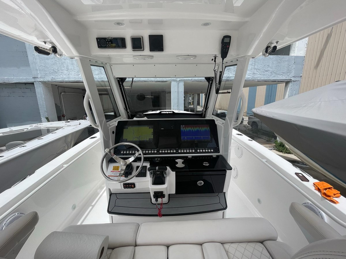 https://arconyachts.ams3.digitaloceanspaces.com/175315/conversions/large_4242096-optimize.jpg