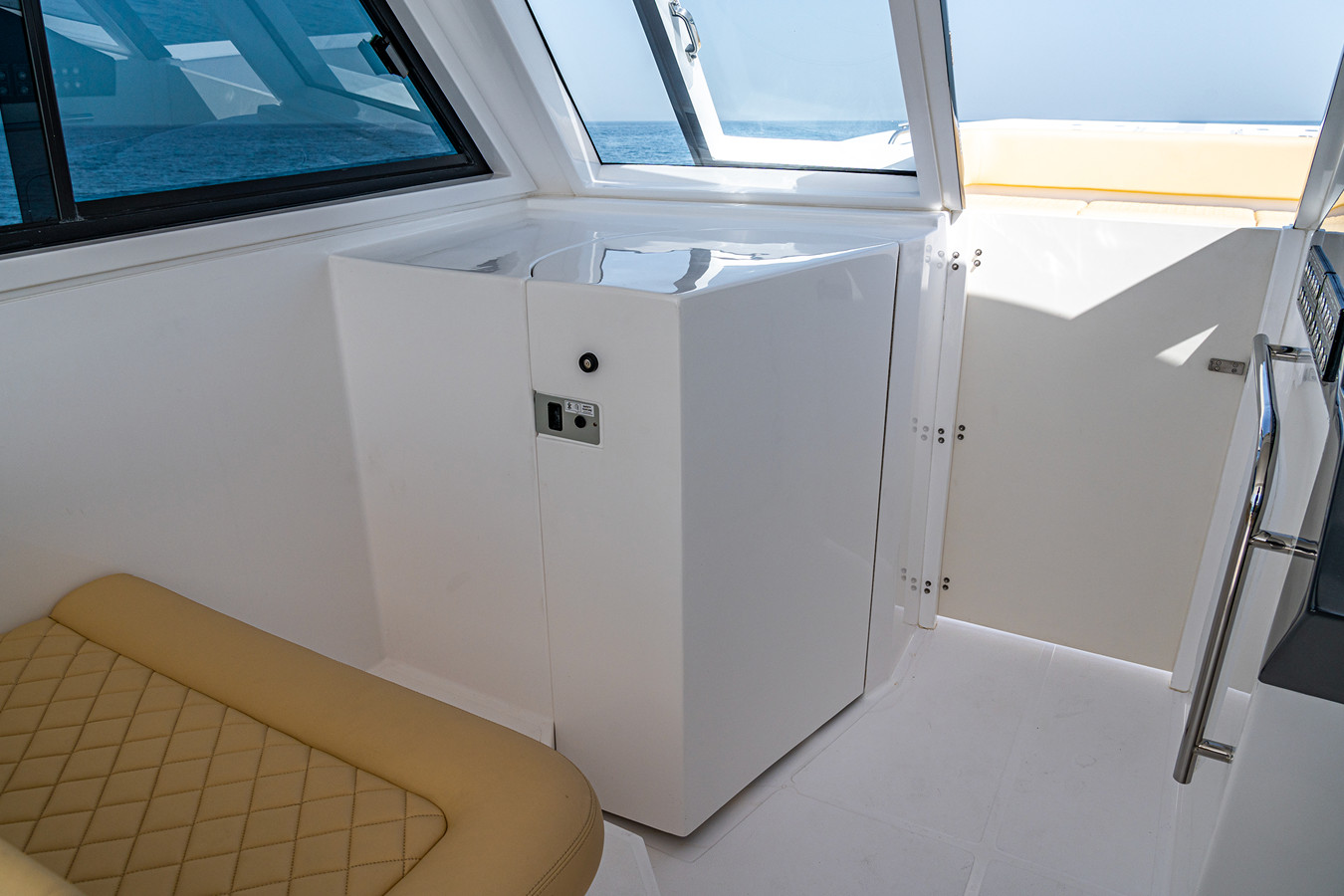 https://arconyachts.ams3.digitaloceanspaces.com/175352/conversions/large_4130908-optimize.jpg