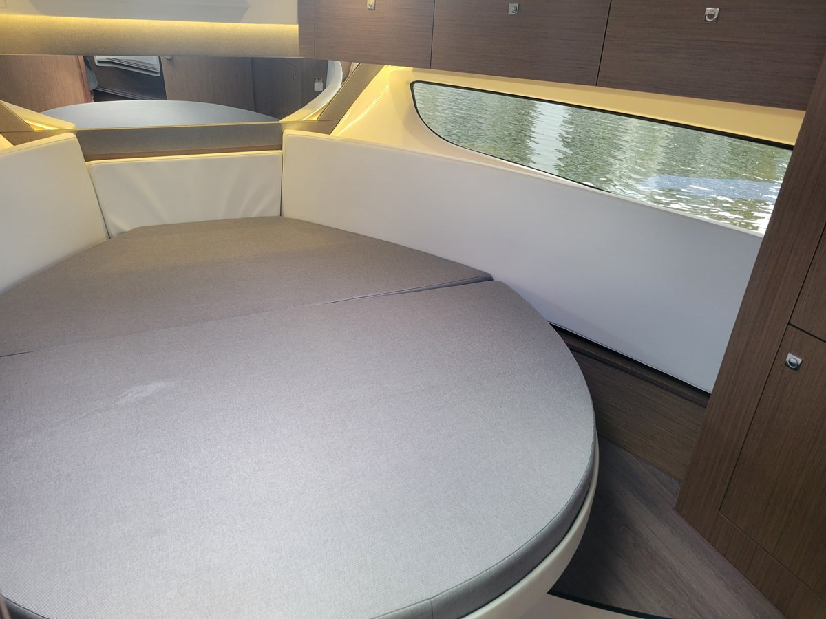 https://arconyachts.ams3.digitaloceanspaces.com/175474/conversions/large_4647529-optimize.jpg