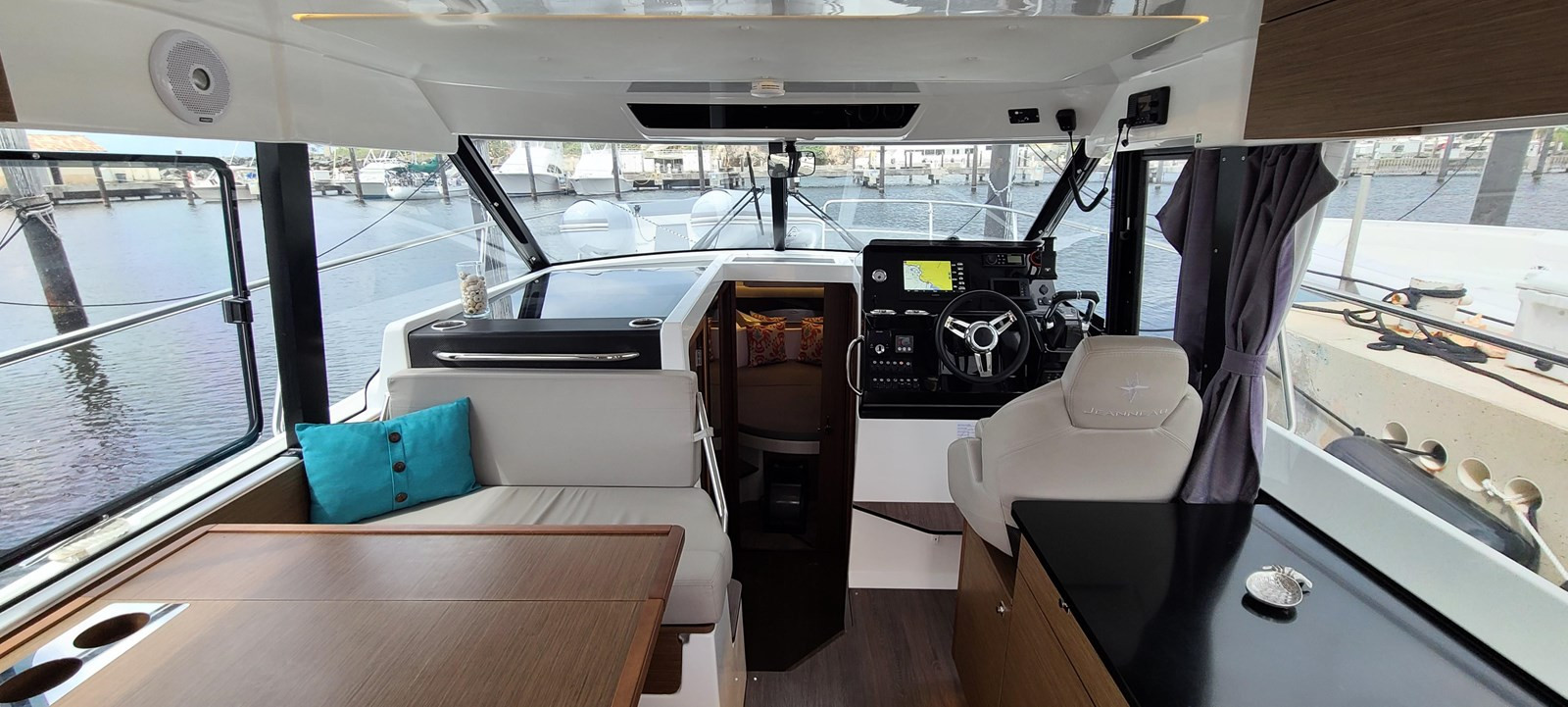 https://arconyachts.ams3.digitaloceanspaces.com/176392/conversions/large_4032097-optimize.jpg