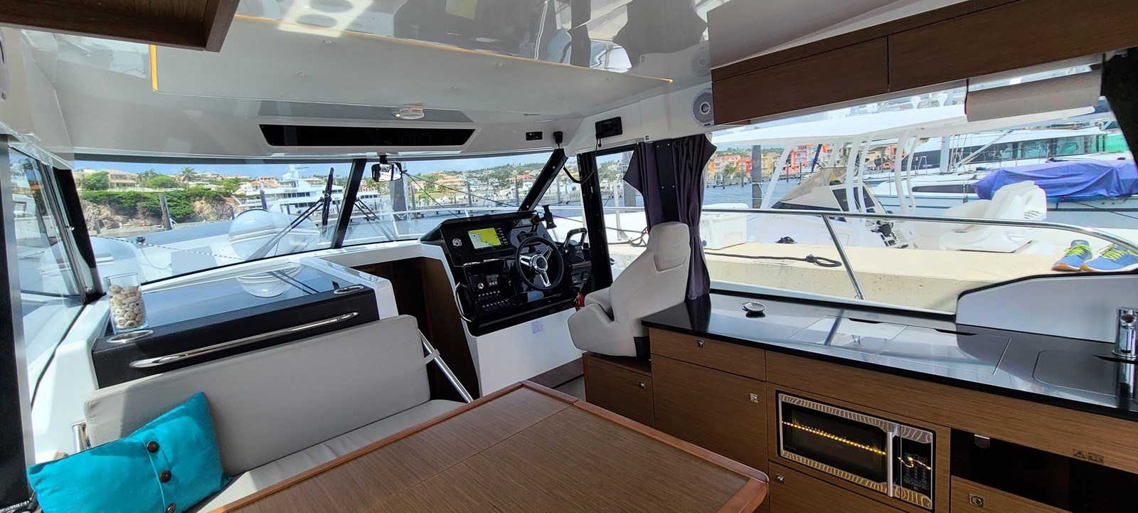 https://arconyachts.ams3.digitaloceanspaces.com/176407/conversions/large_4032102-optimize.jpg
