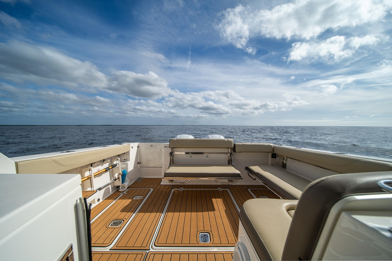 https://arconyachts.ams3.digitaloceanspaces.com/176484/conversions/large_4108216-optimize.jpg