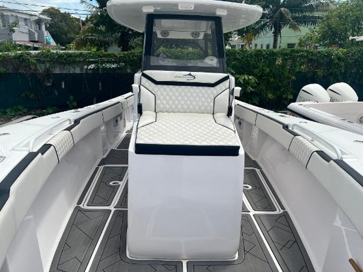 https://arconyachts.ams3.digitaloceanspaces.com/177064/conversions/large_4376636-optimize.jpg