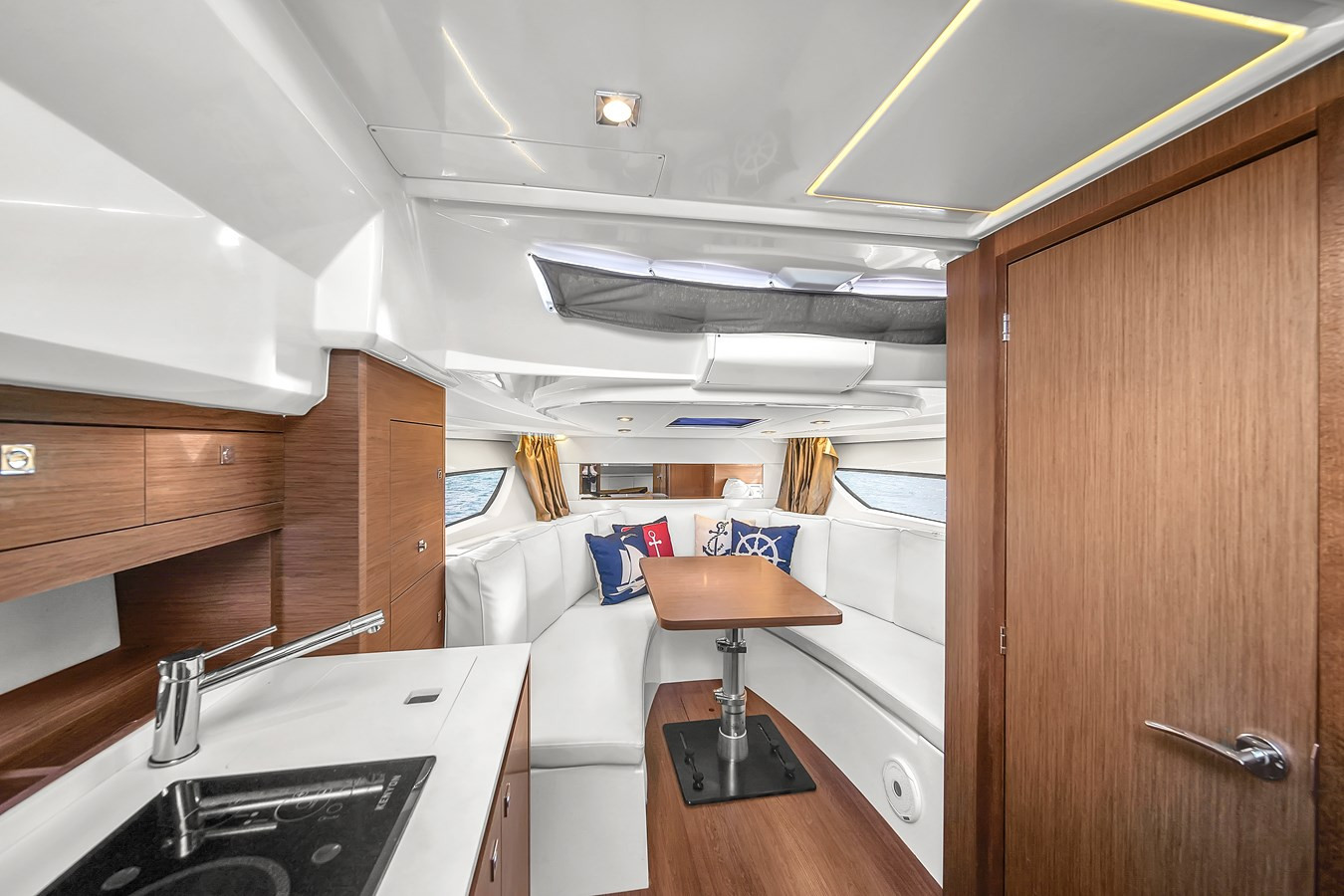 https://arconyachts.ams3.digitaloceanspaces.com/177296/conversions/large_4540719-optimize.jpg