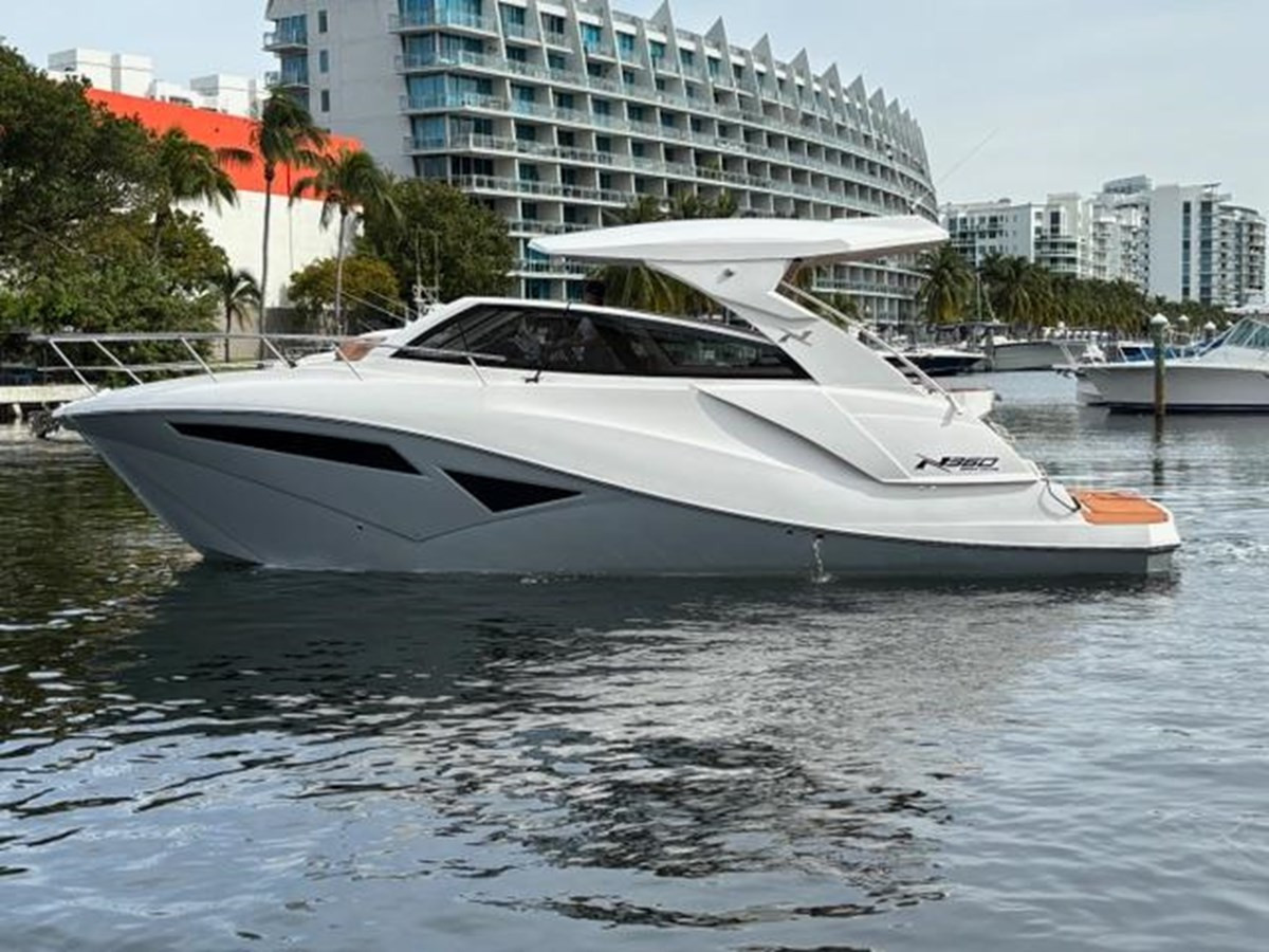 https://arconyachts.ams3.digitaloceanspaces.com/177654/conversions/large_4103641-optimize.jpg