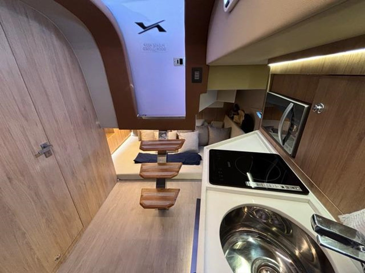 https://arconyachts.ams3.digitaloceanspaces.com/177751/conversions/large_4103676-optimize.jpg