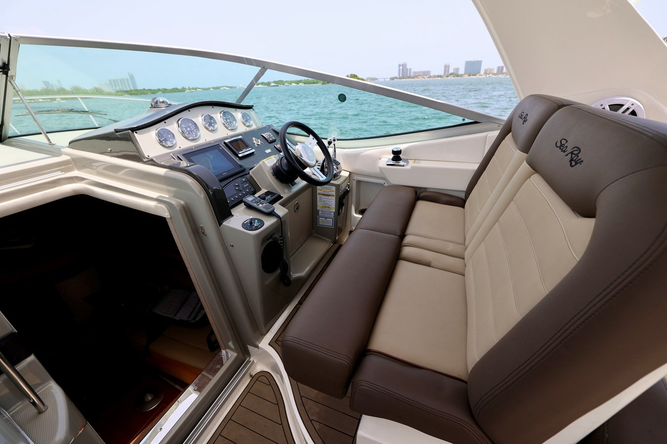 https://arconyachts.ams3.digitaloceanspaces.com/178490/conversions/large_4267618-optimize.jpg