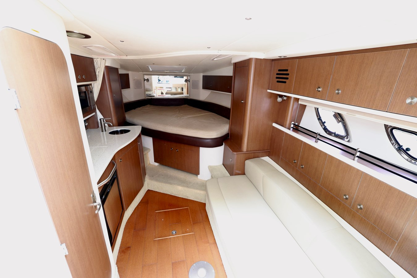 https://arconyachts.ams3.digitaloceanspaces.com/178495/conversions/large_4267623-optimize.jpg