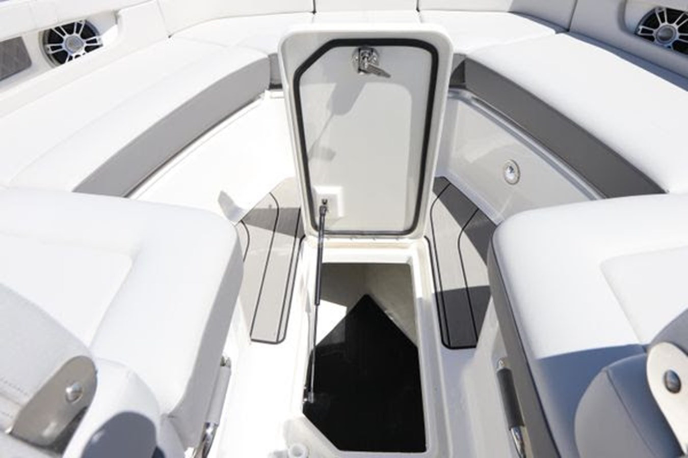 https://arconyachts.ams3.digitaloceanspaces.com/178707/conversions/large_3984019-optimize.jpg