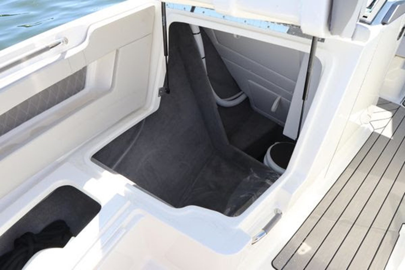https://arconyachts.ams3.digitaloceanspaces.com/178716/conversions/large_3984024-optimize.jpg