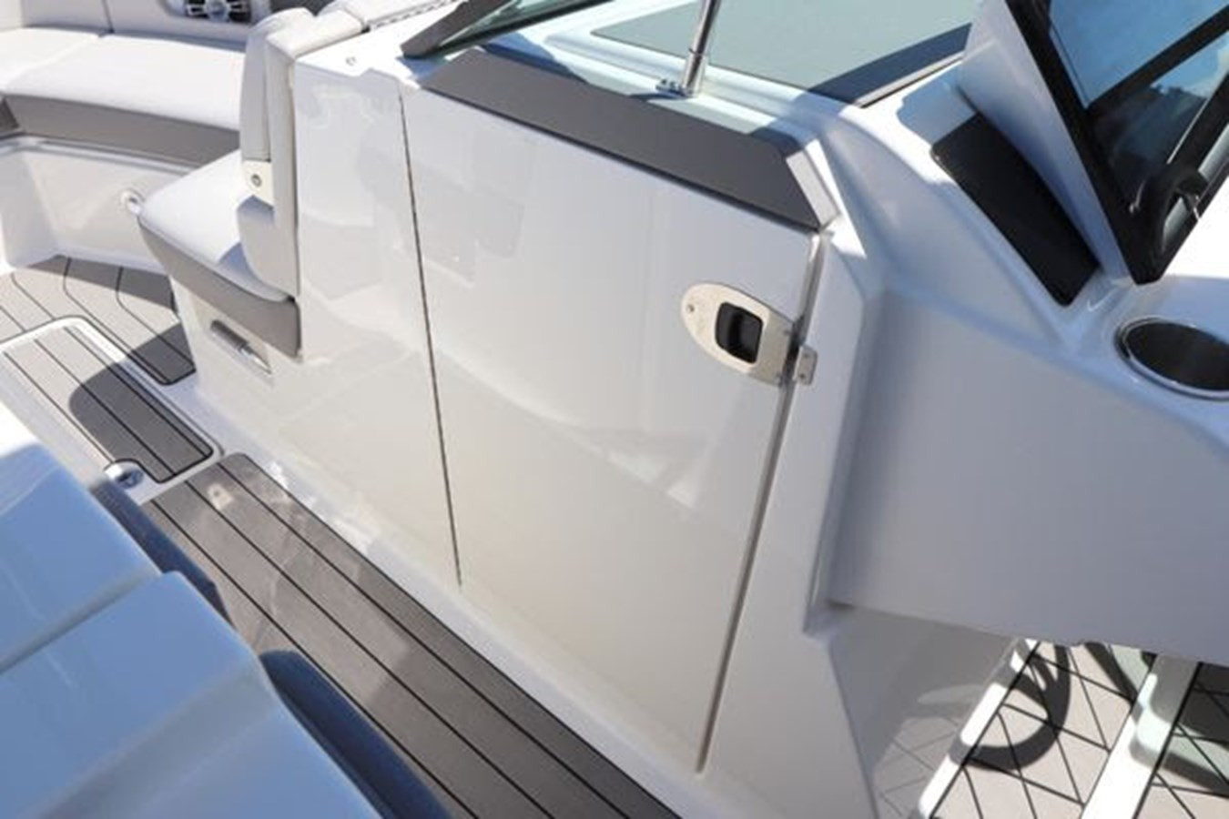 https://arconyachts.ams3.digitaloceanspaces.com/178737/conversions/large_3984034-optimize.jpg
