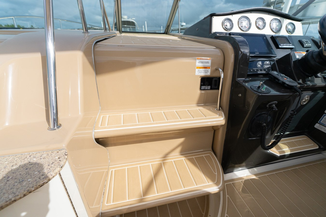 https://arconyachts.ams3.digitaloceanspaces.com/179701/conversions/large_4624243-optimize.jpg
