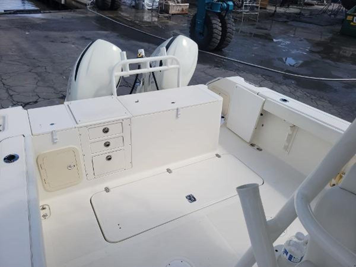 https://arconyachts.ams3.digitaloceanspaces.com/180042/conversions/large_4376876-optimize.jpg