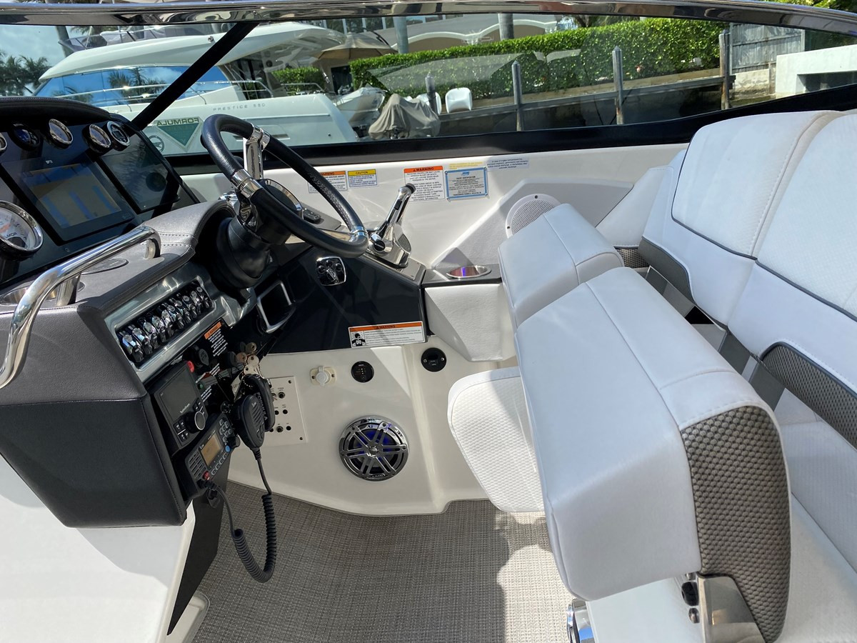 https://arconyachts.ams3.digitaloceanspaces.com/180142/conversions/large_4305738-optimize.jpg