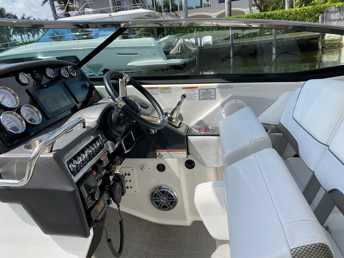 https://arconyachts.ams3.digitaloceanspaces.com/180146/conversions/large_4305739-optimize.jpg