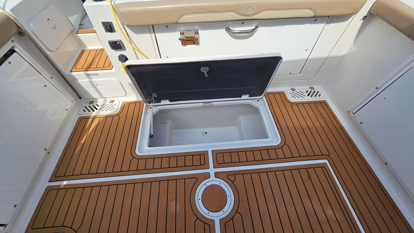 https://arconyachts.ams3.digitaloceanspaces.com/181477/conversions/large_4389842-optimize.jpg