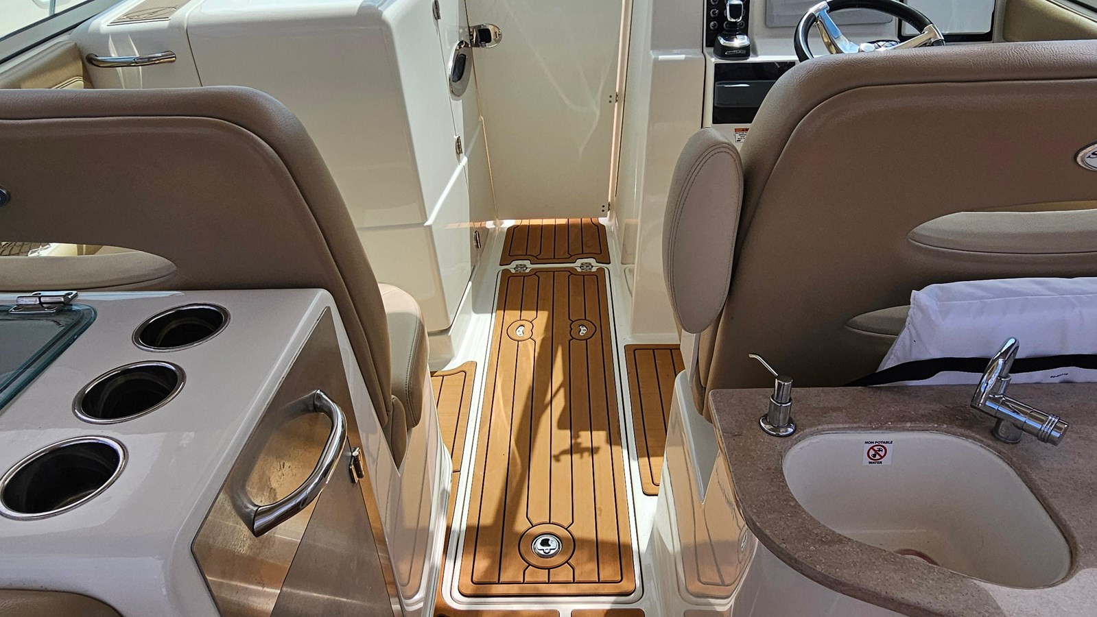 https://arconyachts.ams3.digitaloceanspaces.com/181562/conversions/large_4389872-optimize.jpg