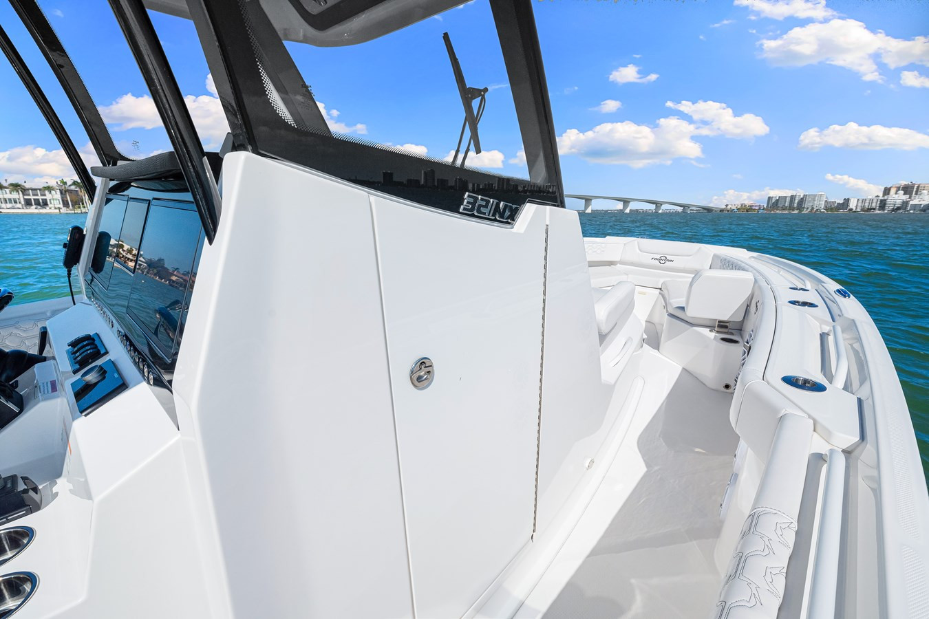 https://arconyachts.ams3.digitaloceanspaces.com/181625/conversions/large_4565120-optimize.jpg