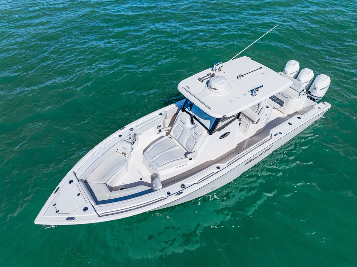 https://arconyachts.ams3.digitaloceanspaces.com/181643/conversions/large_4565126-optimize.jpg