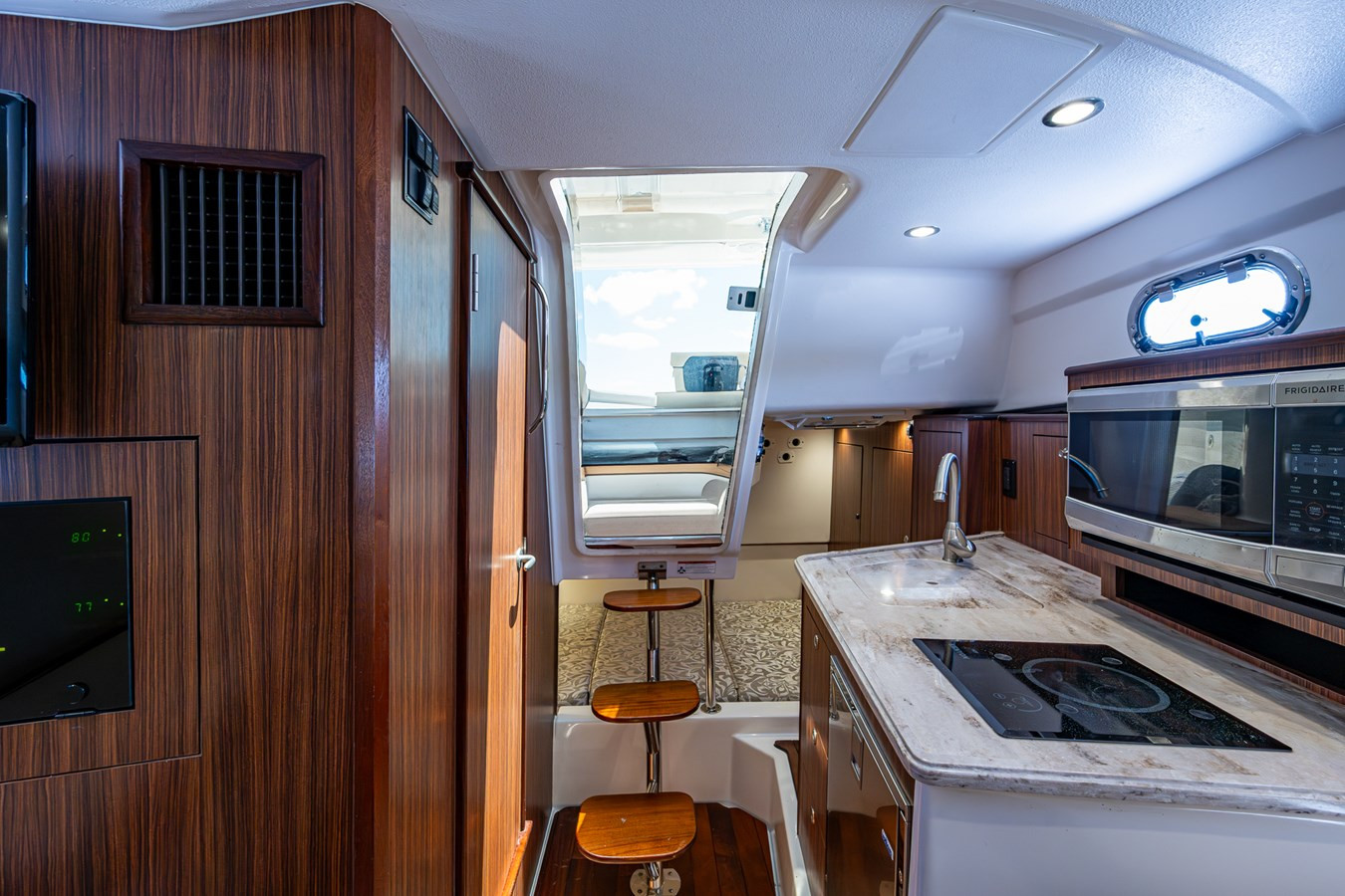 https://arconyachts.ams3.digitaloceanspaces.com/181741/conversions/large_4655989-optimize.jpg